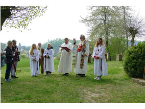 Bittprozession an der Weingartenkapelle (Foto: Karl-Franz Thiede)